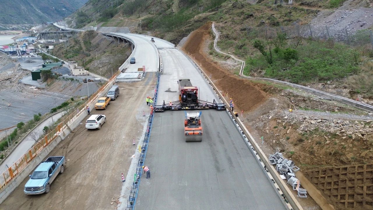 沿江高速金寧段路面施工啟動，交通動脈邁入嶄新階段